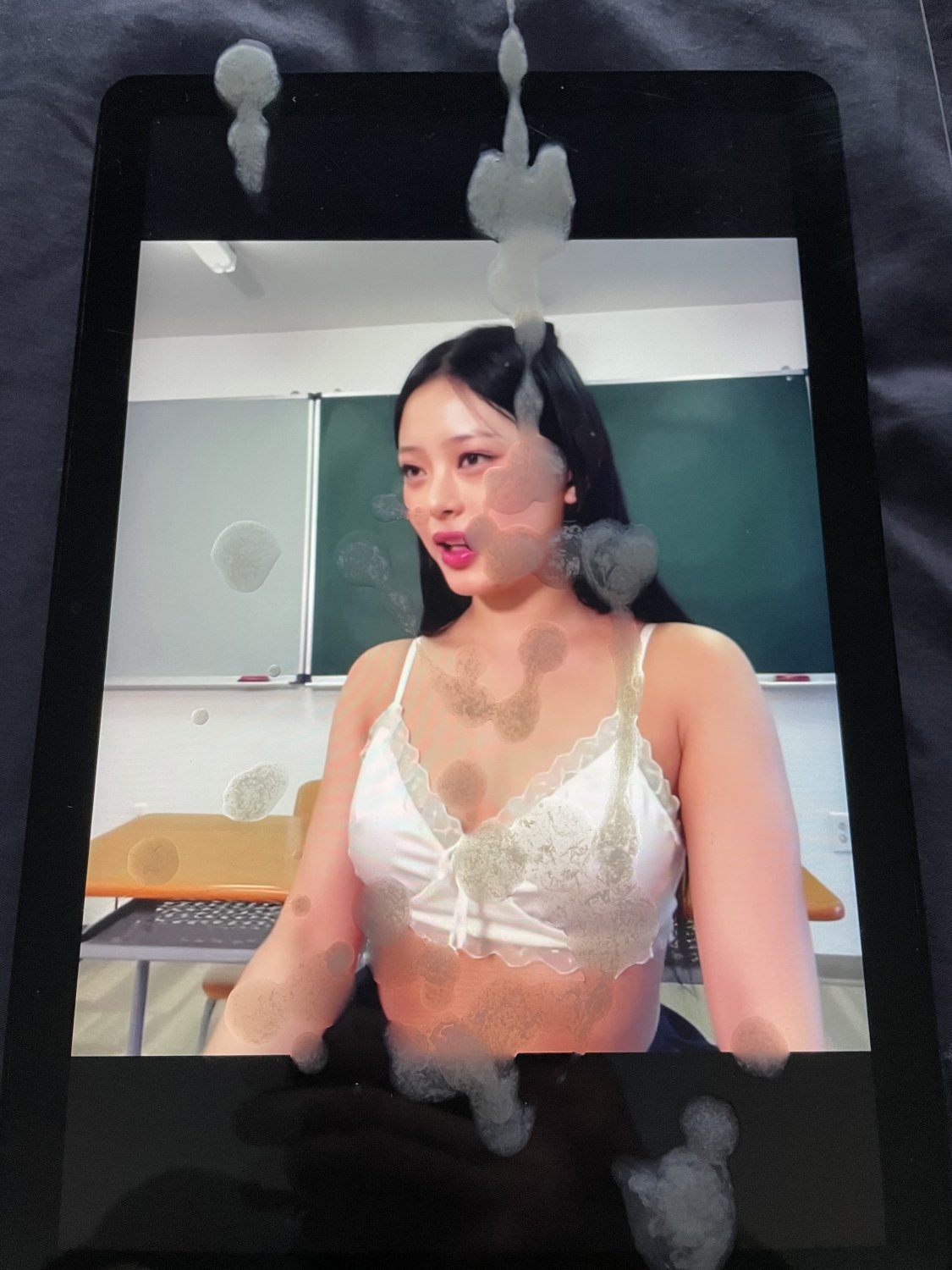 elOF0QLL NJ Hann1 Kpop Cum Tribute 08.jpg